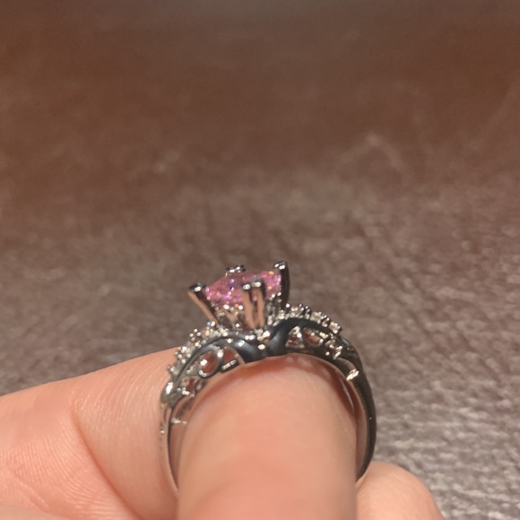 Womans ring - Picture 4 of 4